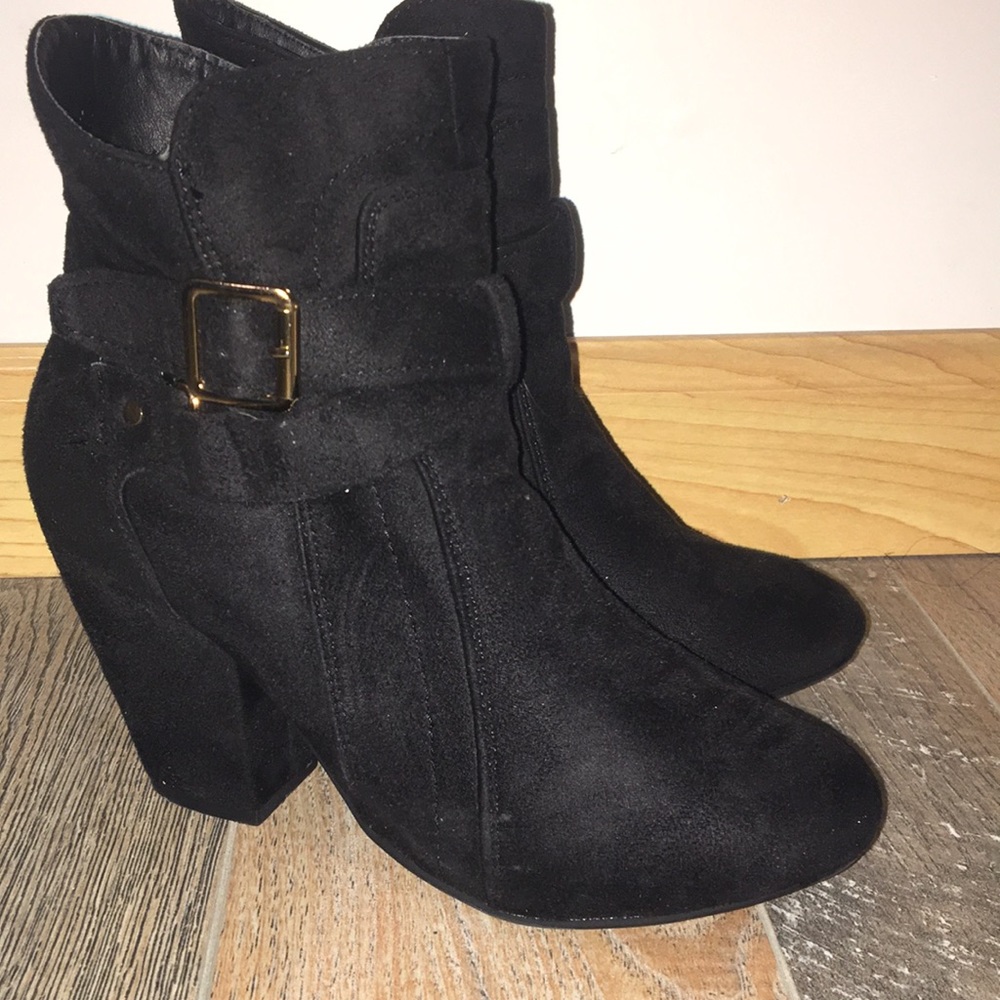 •Black Suede Booties•